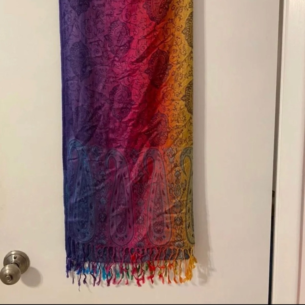 I am selling this scarf